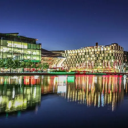 Grand Canal Dock Waterfront Luxury * ダブリン